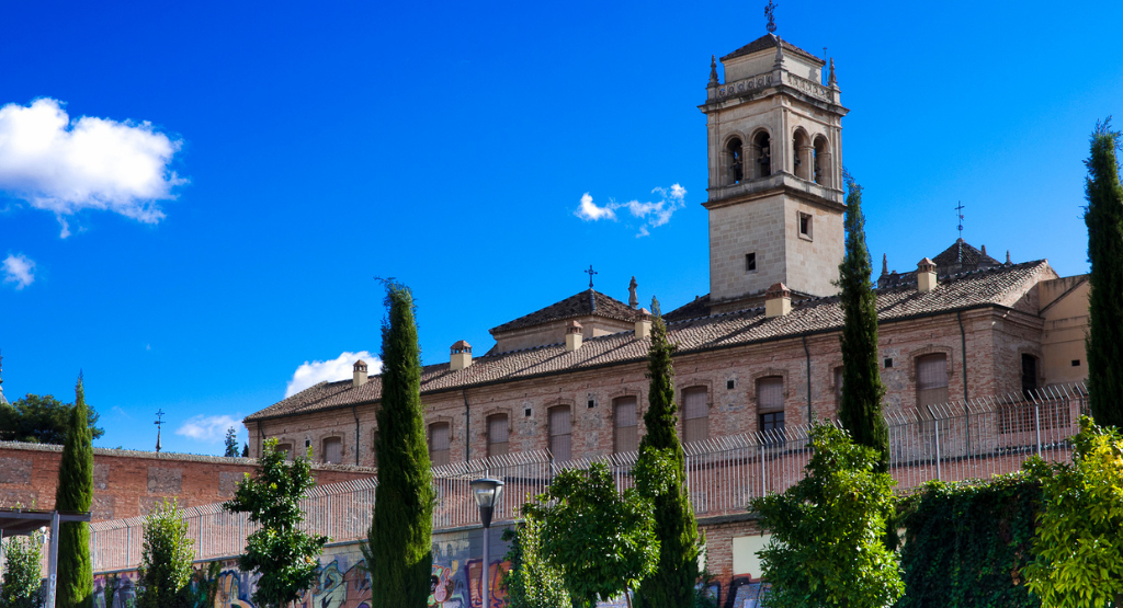 Esta joya del Renacimiento español es uno de los secretos mejor guardados de Granada. Su retablo mayor te dejará sin aliento y sus claustros ajardinados invitan al silencio y a la desconexión tota